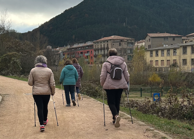 Caminades aprenent la tècnica de marxa nòrdica a les vies verdes