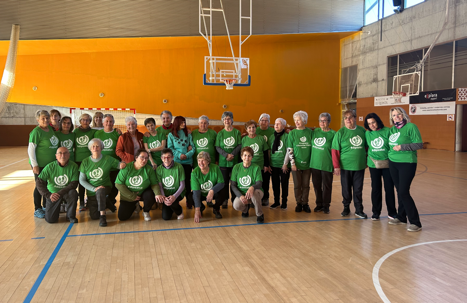 Foto grupal en la sessió d'exercici físic