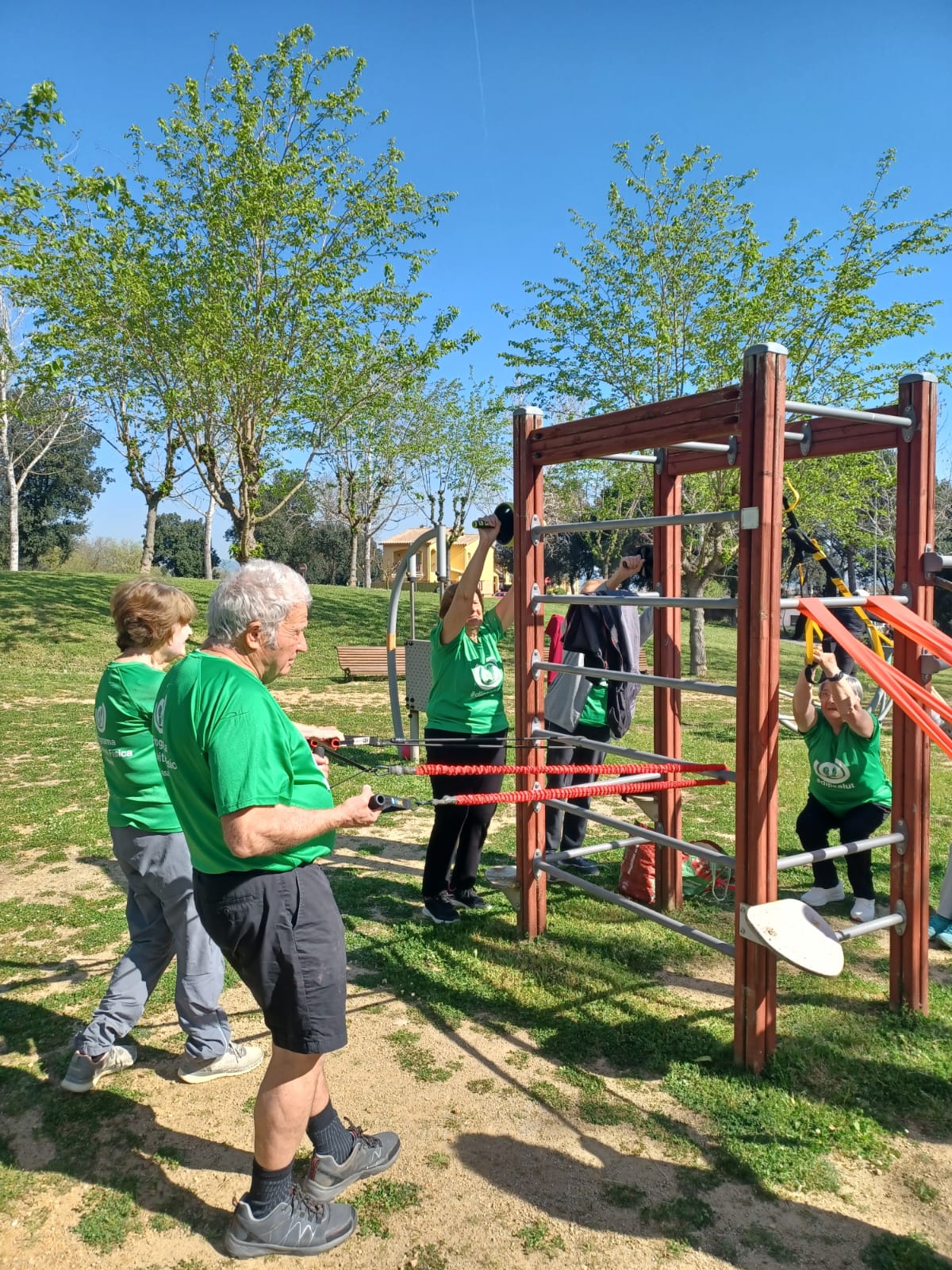 Sessió d'exercici físic al Parc Urbà (estiu)