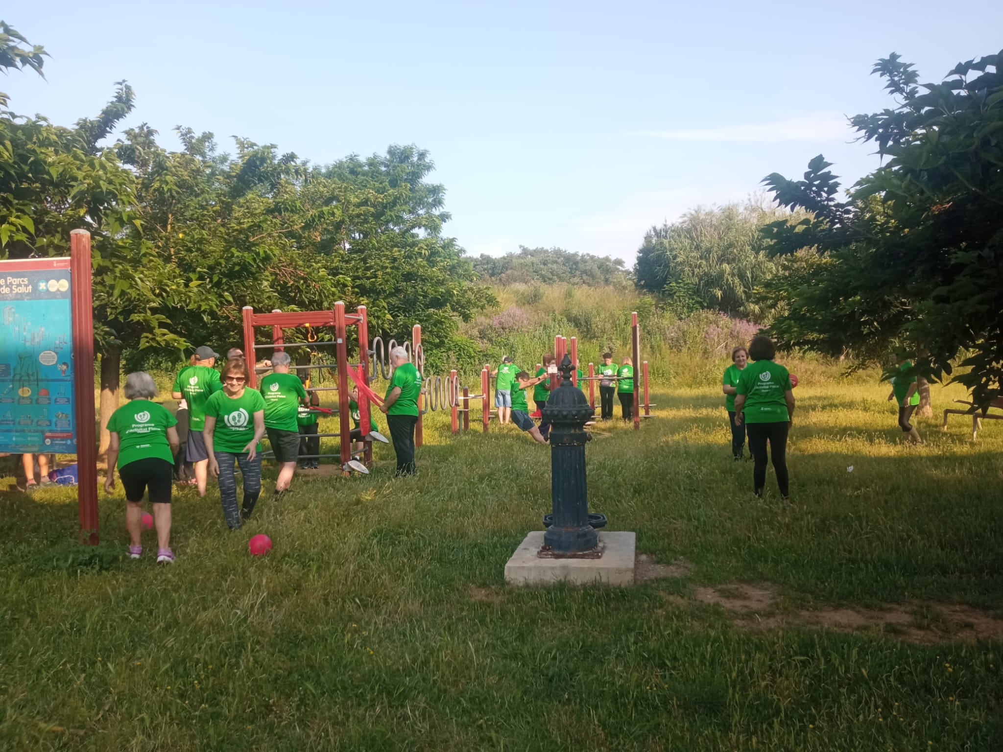 Sessió d'exercici físic al Parc Urbà de Salut (estiu)