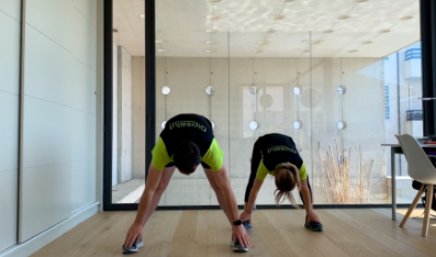 Dos dinamitzadors fent exercici físic dins una sala