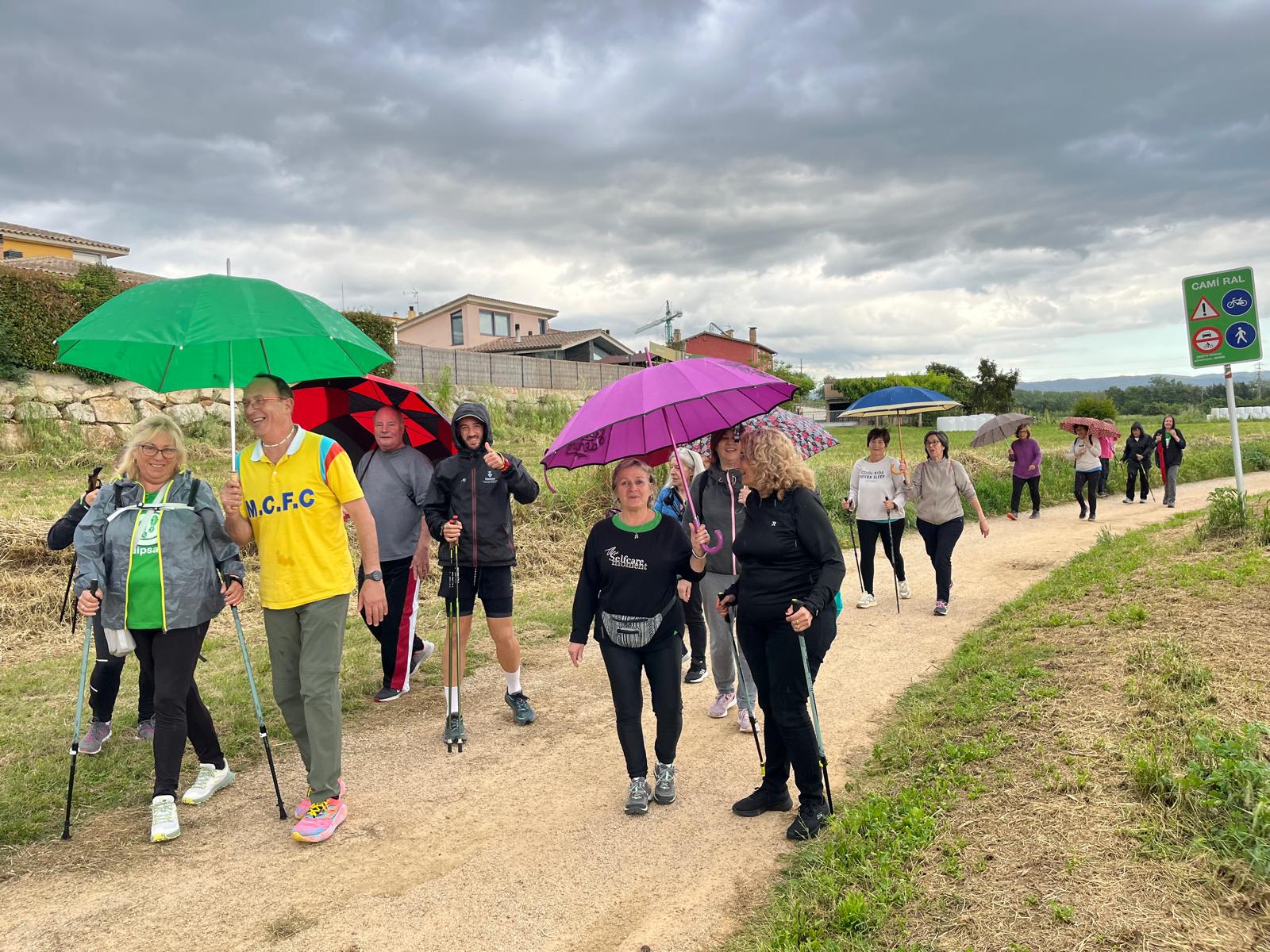 Caminada amb paraigües pel Camí Ral  (tardor)