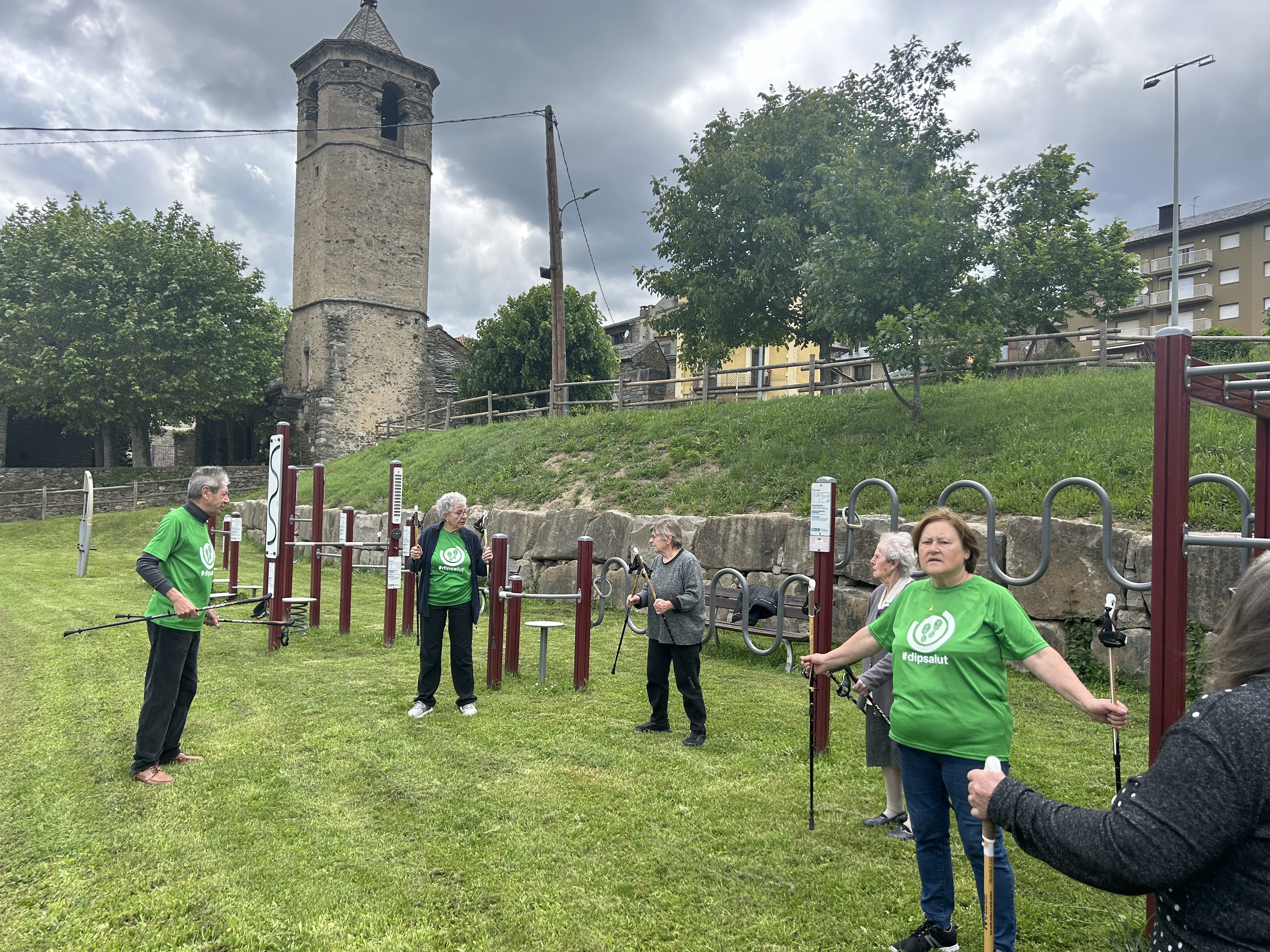 Sessió d'exercici físic. Mobilitat corporal amb bastonts