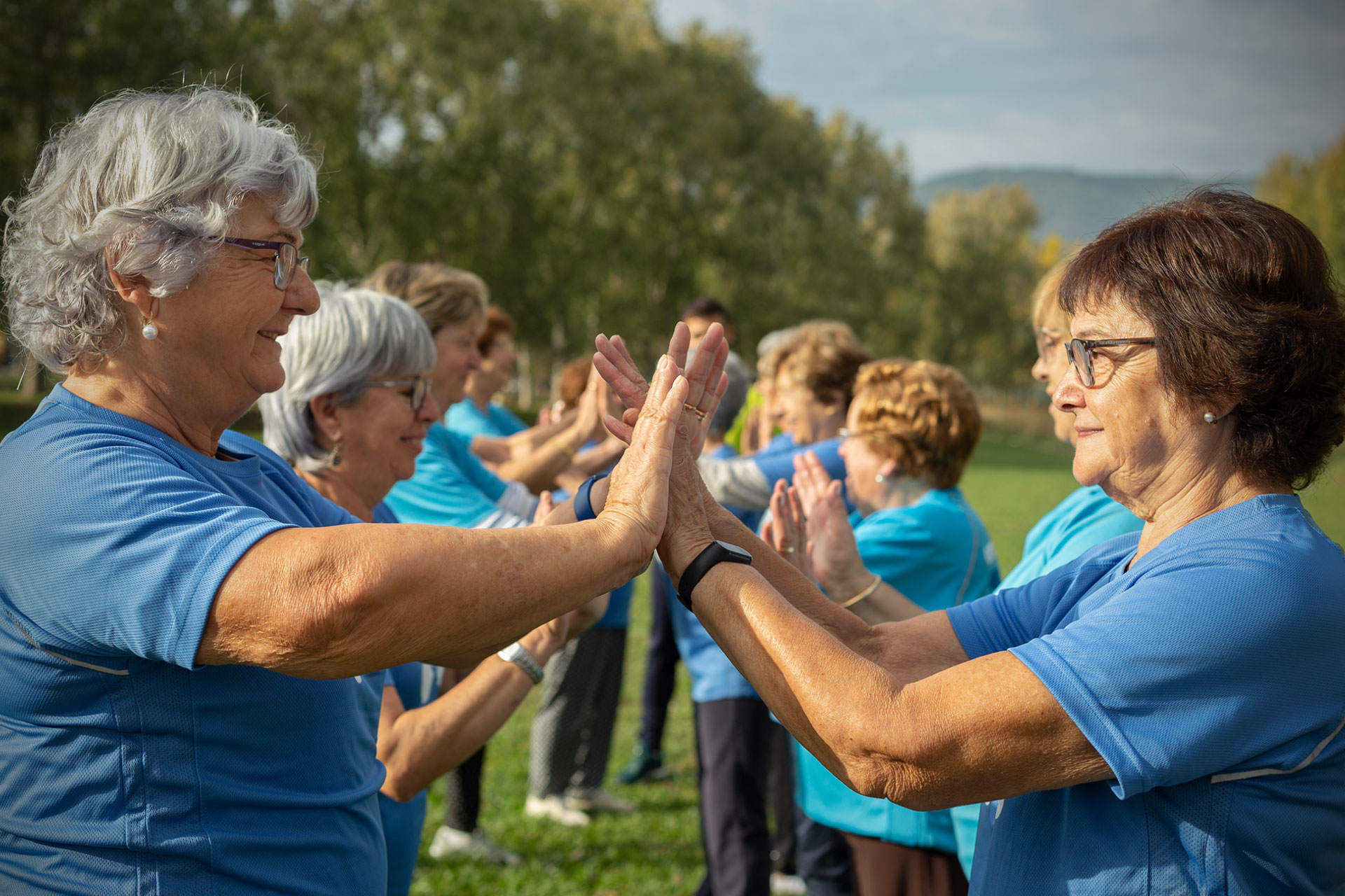 Usuaris del programa de Dipsalut interactuant socialment donant-se les mans