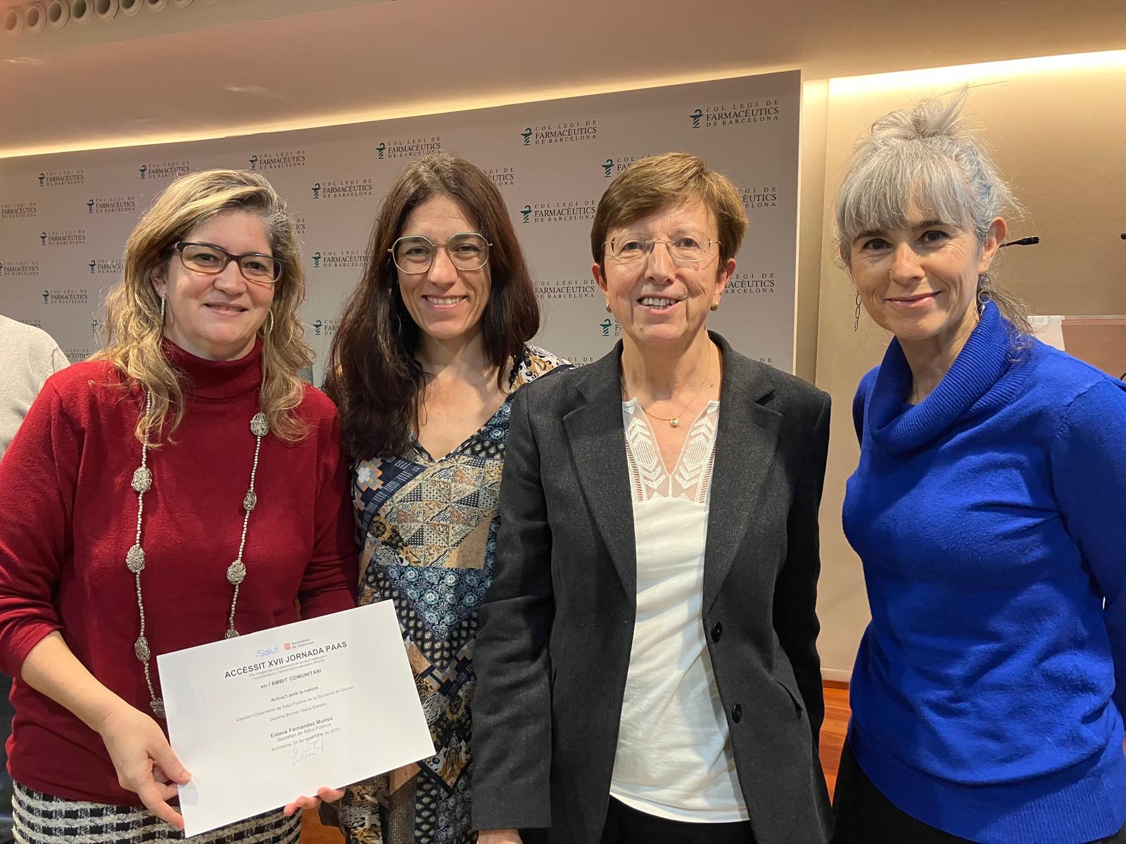 La presidenta de Dipsalut i les responsables del programa Activa't amb la Natura amb la doctora Carmen Cabezas