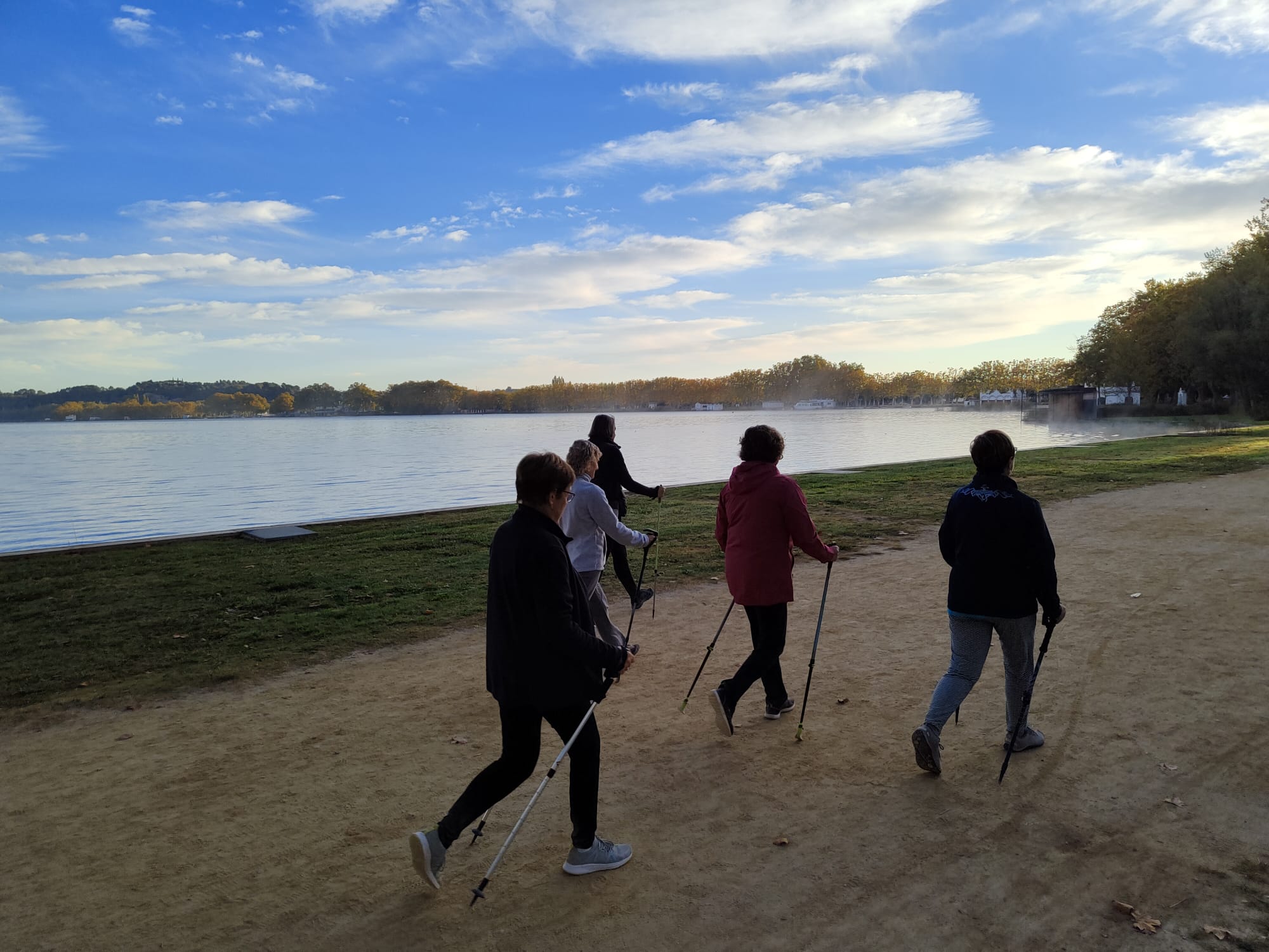 Sessió de marxa nòrdica a Banyoles