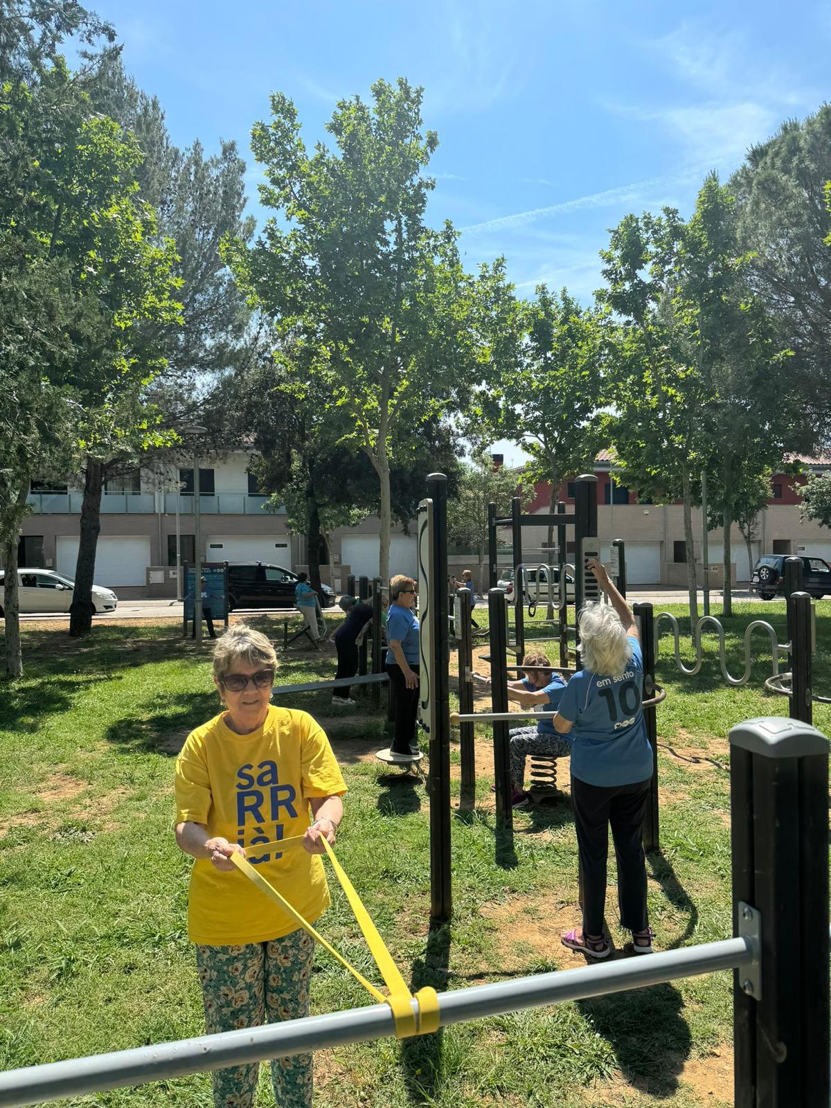 Sessió d'exercicis al parc de salut
